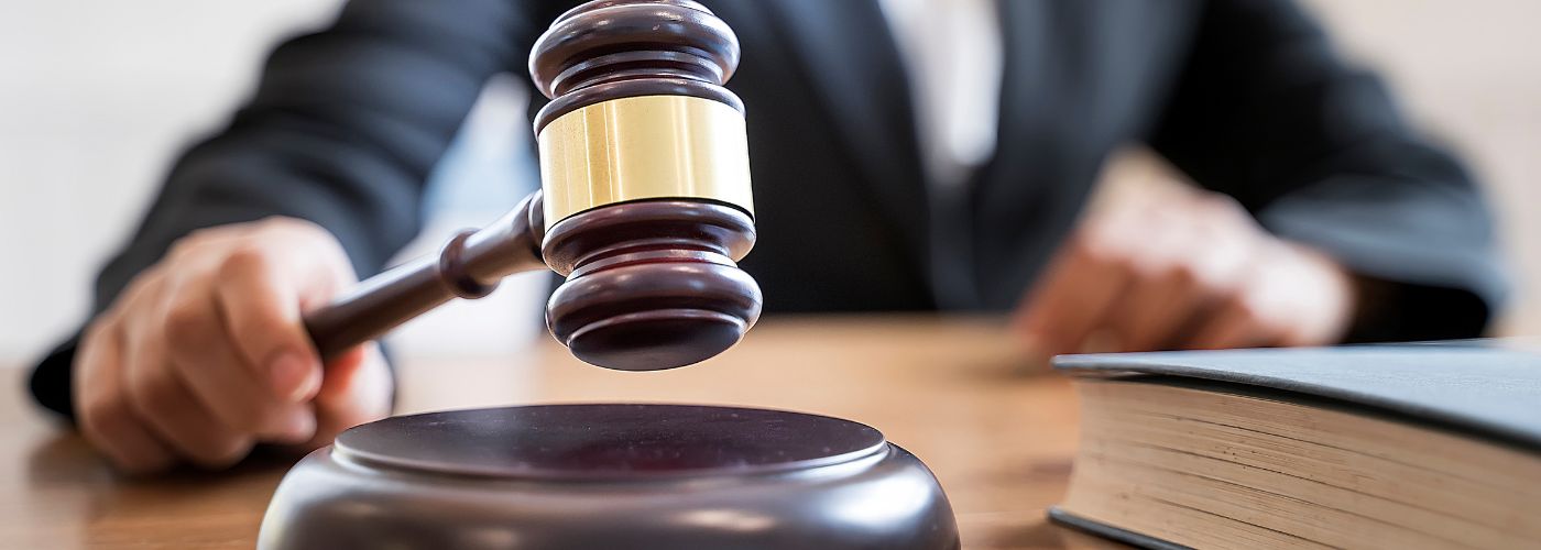 Legal Fees Between Insurance Settlements vs Trials